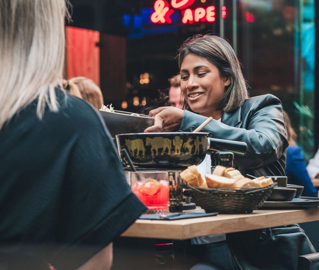 samen genieten van een heerlijke lunch op ons terras, onderstrepend het sociale en interactieve aspect van fondue.