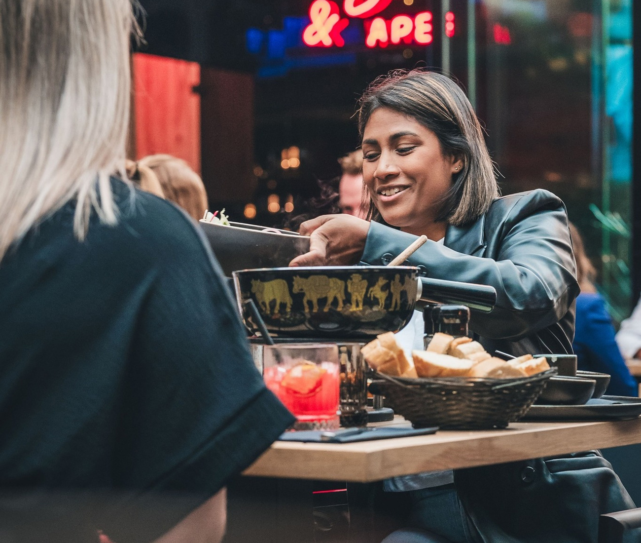 samen genieten van een heerlijke lunch op ons terras, onderstrepend het sociale en interactieve aspect van fondue.