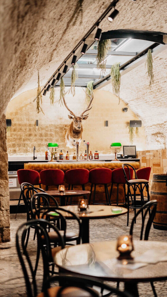 Gezellige privé ruimte in ons restaurant met bar, een opgezette hertenkop en gewelven.