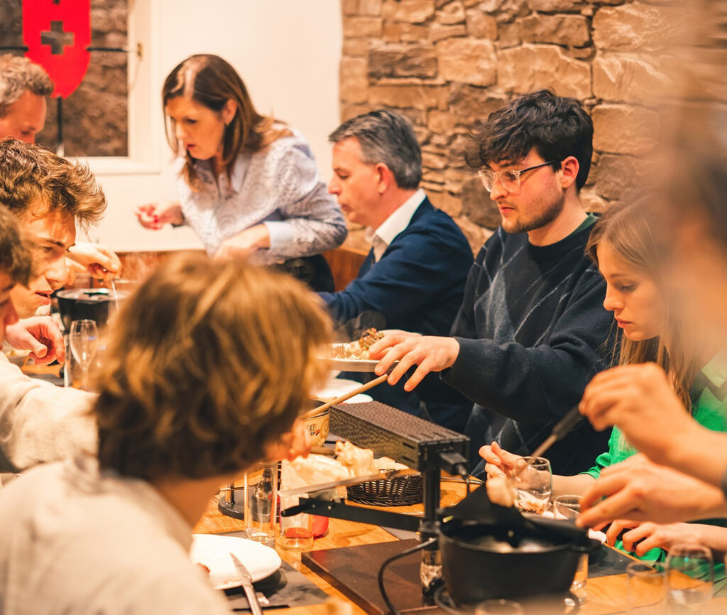 Bedrijfspartners genieten samen van een business lunch bij fonduehuis in Leuven