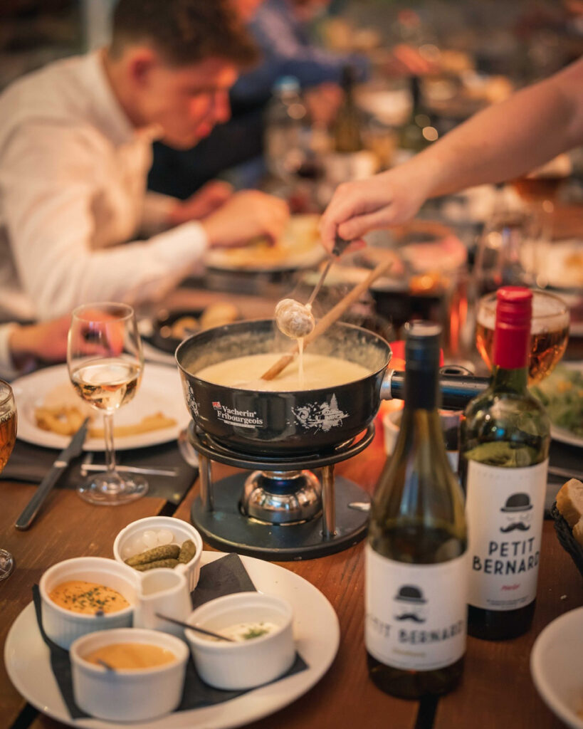 Een gevulde fondue tafel