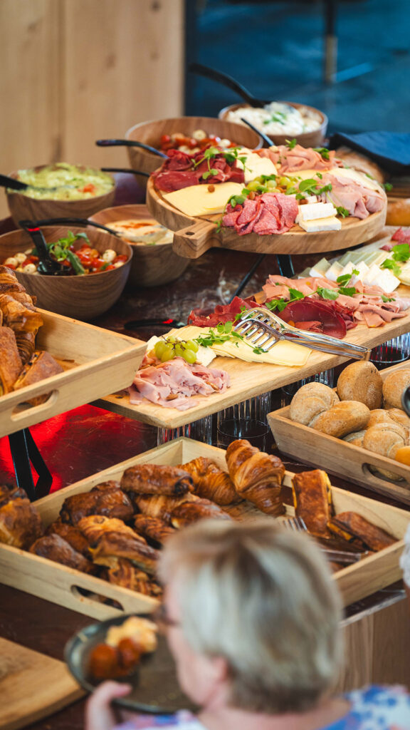Overzicht vna het heerlijke paasontbijt in Fonduehuis Hasselt en Sint-truiden met charcuterie, kaas, koffiekoeken en verse broodjes.