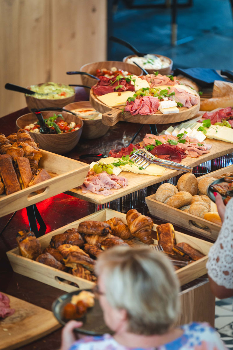 Overzicht van een heerlijk ontbijtbuffet ter gelegenheid van Moederdag